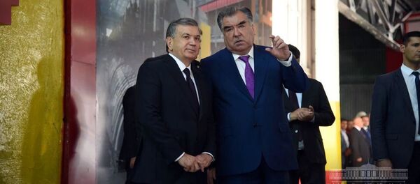 Шавкат Мирзиёев ознакомился с презентацией завода спецтехники “Талко-Крантас” - Sputnik Тоҷикистон