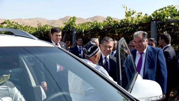 Мирзиёев подарил таджикским дехканам автомобили Captiva - Sputnik Таджикистан