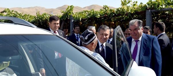 Мирзиёев подарил таджикским дехканам автомобили Captiva Мирзиёев подарил таджикским дехканам автомобили Captiva - Sputnik Таджикистан