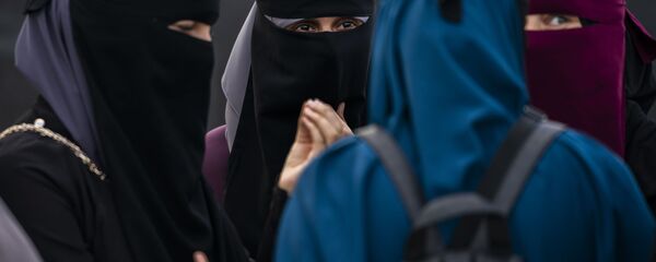 Девушки в хиджабе, архивное фото Девушки в хиджабе, архивное фото - Sputnik Тоҷикистон