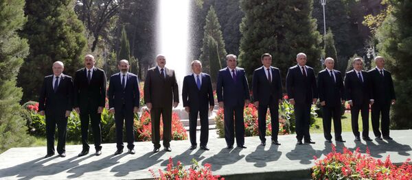 Общее фото глав государств СНГ перед началом заседание в Душанбе - Sputnik Тоҷикистон