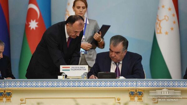Эмомали Рахмон подписывает документы на заседание глав государств СНГ в Душанбе - Sputnik Таджикистан