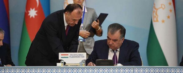 Эмомали Рахмон подписывает документы на заседание глав государств СНГ в Душанбе Эмомали Рахмон подписывает документы на заседание глав государств СНГ в Душанбе - Sputnik Тоҷикистон