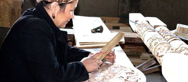 Мастерица резьбы по дереву Максуда Хасанова - Sputnik Тоҷикистон