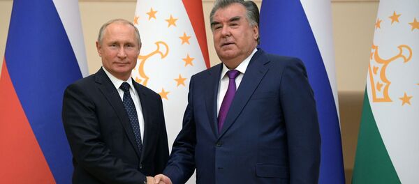 Президент РФ Владимир Путин и президент Таджикистана Эмомали Рахмон Президент РФ Владимир Путин и президент Таджикистана Эмомали Рахмон - Sputnik Тоҷикистон