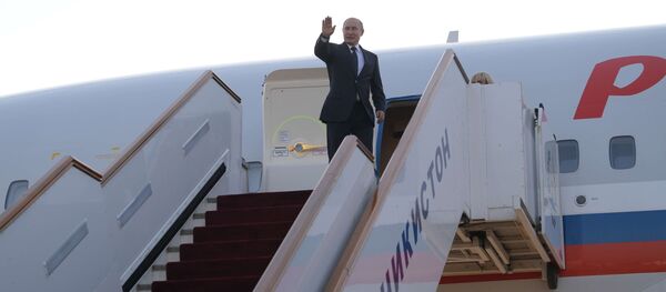 Президент РФ Владимир Путин на трапе самолета, архивное фото Президент РФ Владимир Путин на трапе самолета, архивное фото - Sputnik Таджикистан