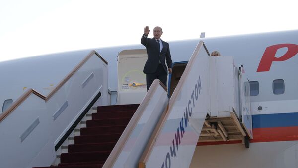 Президент РФ Владимир Путин на трапе самолета, архивное фото - Sputnik Таджикистан
