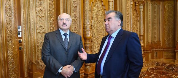 Эмомалӣ Раҳмон ва Александр Лукашенко ҳангоми тамошои Қасри Миллат - Sputnik Тоҷикистон