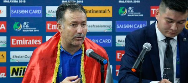 Зайниддин Раҳимов, сармураббии мунтахаби футболбозони то 16-солаи Тоҷикистон Зайниддин Раҳимов, сармураббии мунтахаби футболбозони то 16-солаи Тоҷикистон - Sputnik Тоҷикистон