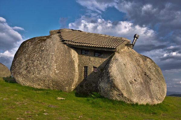 Дом-камень в Португалии неподалеку от городка Фафи - Sputnik Таджикистан