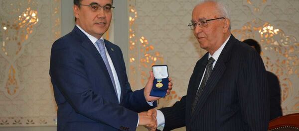 Посол Казахстана Нурлан Сейтимов вручил экс-министру иностранных дел РТ Талбаку Назарову медаль имени Назира Тюрякулова - Sputnik Тоҷикистон