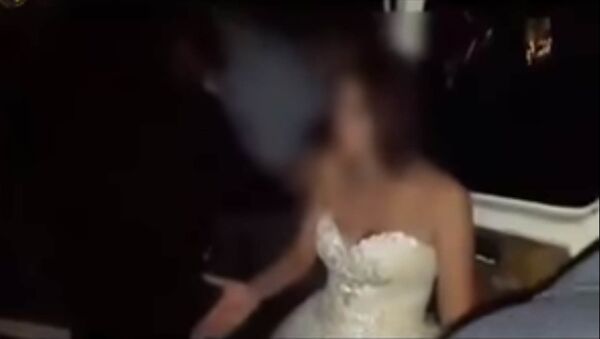 Арест на свадьбе: невеста поет песню бойцам спецназа - видео - Sputnik Таджикистан
