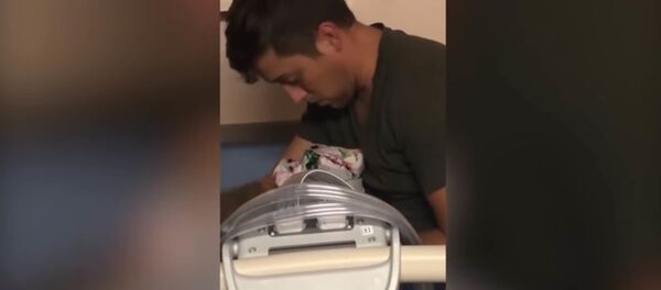 Сонный отец перепутал новорожденного с одеялом - видео - Sputnik Таджикистан