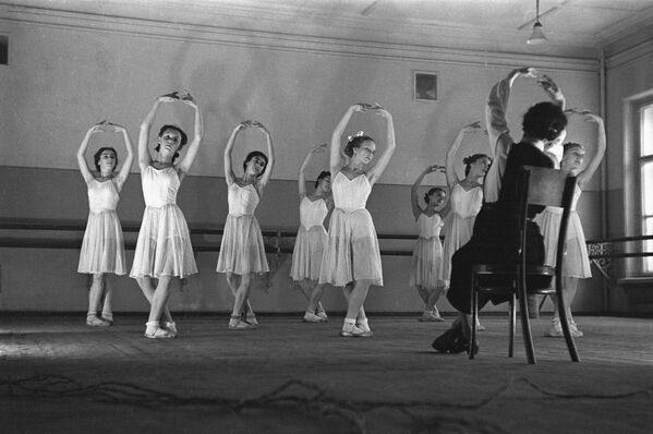 В танцевальном классе Московского хореографического училища при Большом театре СССР, архивное фото - Sputnik Таджикистан