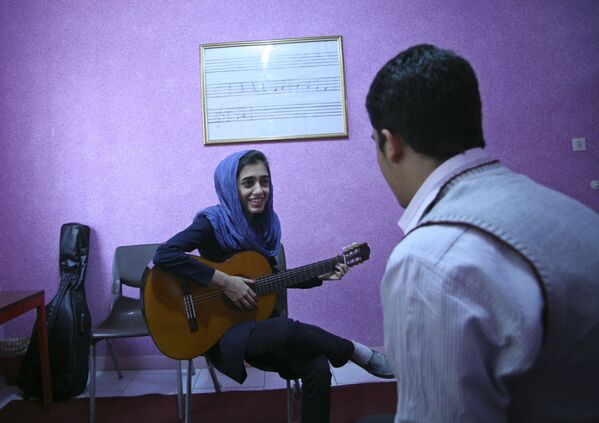 Девушка на уроке музыке в музыкальной школе Тегерана - Sputnik Таджикистан