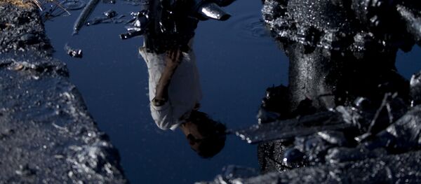 Отражение человека в нефтяной яме, архивное фото - Sputnik Таджикистан