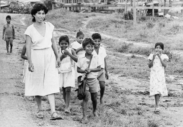 Сельская учительница со своими учениками. Республика Никарагуа, архивное фото - Sputnik Таджикистан