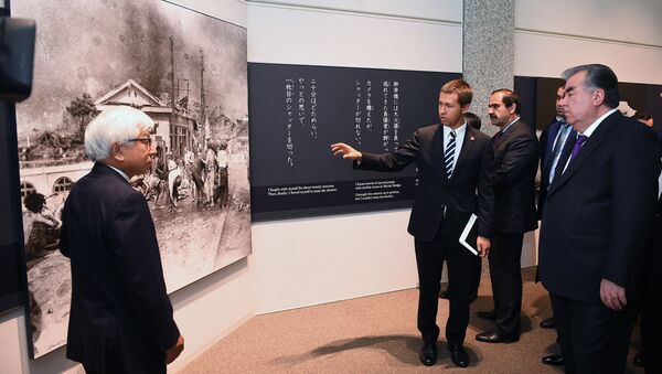 Президент Таджикистана Эмомали Рахмон посетил музей памяти жертв бомбардировки Хиросимы - Sputnik Тоҷикистон
