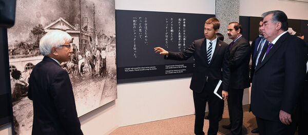 Президент Таджикистана Эмомали Рахмон посетил музей памяти жертв бомбардировки Хиросимы - Sputnik Тоҷикистон