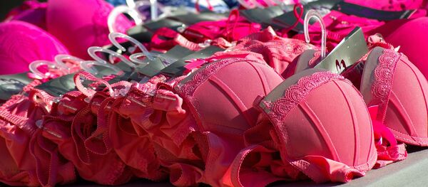 Бюстгальтеры в магазине, архивное фото - Sputnik Таджикистан