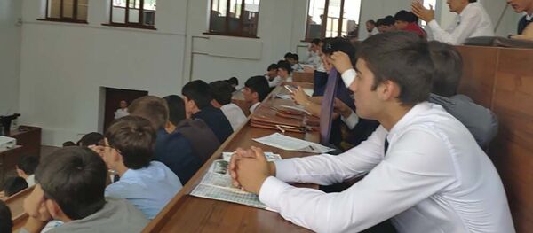 Студенты на выставке-презентации Образование в России старт успешного будущего Студенты на выставке-презентации Образование в России старт успешного будущего - Sputnik Тоҷикистон