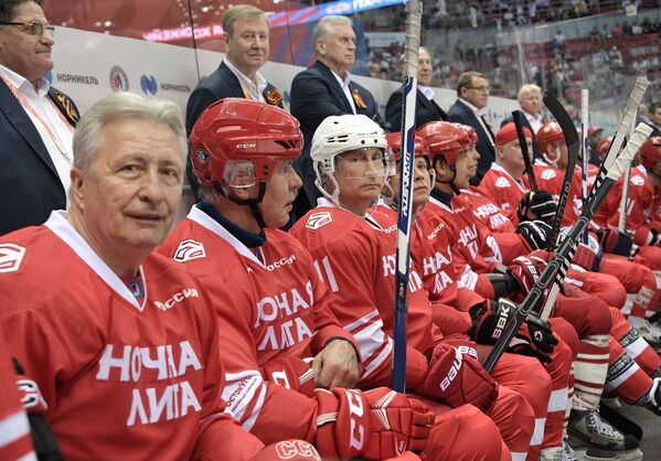  Президент РФ Владимир Путин принимает участие в гала-матче НХЛ в рамках VII Всероссийского фестиваля по хоккею - Sputnik Таджикистан