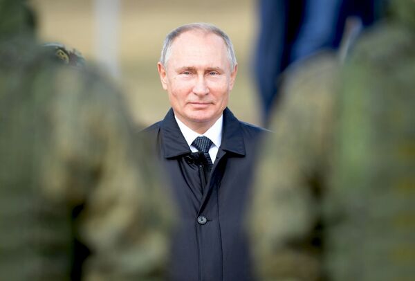 Президент РФ Владимир Путин во время полевого смотра войск - Sputnik Таджикистан