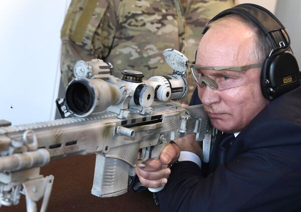 Президент РФ Владимир Путин стреляет из снайперской винтовки Чукавина - Sputnik Таджикистан