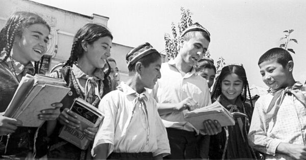 Учитель Хасан Таибов с детьми - учениками школы колхоза имени Ленина. Таджикская ССР, архивное фото - Sputnik Таджикистан