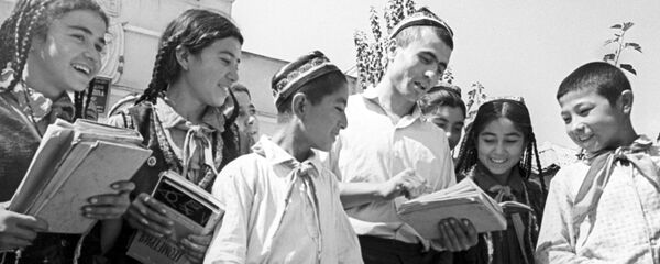 Учитель Хасан Таибов с детьми - учениками школы колхоза имени Ленина. Таджикская ССР, архивное фото - Sputnik Таджикистан