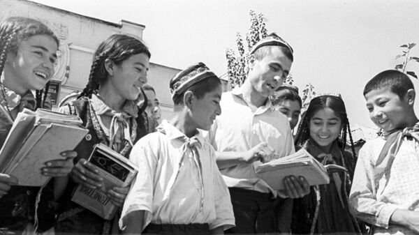 Учитель Хасан Таибов с детьми - учениками школы колхоза имени Ленина. Таджикская ССР, архивное фото - Sputnik Таджикистан