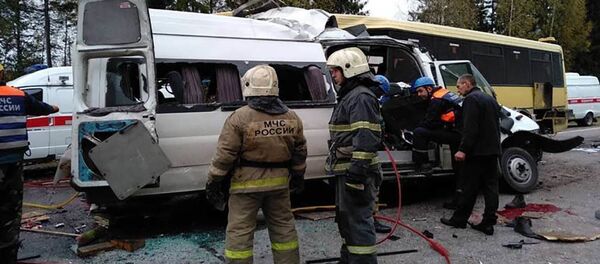 Сотрудники МЧС на месте ДТП в Тверской области. 5 октября 2018 Сотрудники МЧС на месте ДТП в Тверской области. 5 октября 2018 - Sputnik Таджикистан