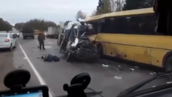Под Тверью столкнулись два автобуса, погибли 13 человек - Sputnik Таджикистан