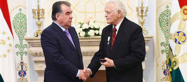 Эмомали Рахмон и актёр Хошим Гадо - Sputnik Тоҷикистон