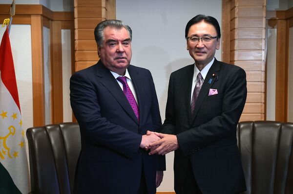Встреча Эмомали Рахмона с руководителем группы межпарламентской дружбы Таджикистана и Японии Кейджи Фурия - Sputnik Таджикистан