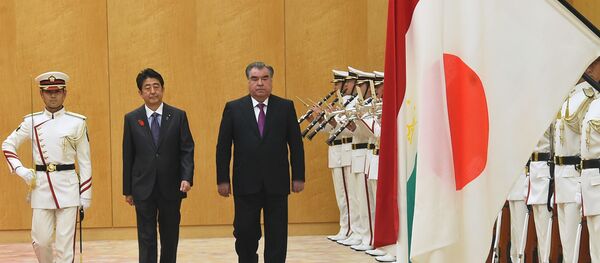 Премьер-министр Японии Синдзо Абэ и президент Таджикистана Эмомали Рахмон - Sputnik Тоҷикистон
