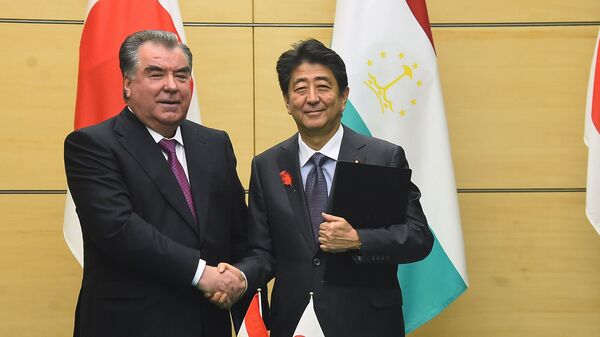 Премьер-министр Японии Синдзо Абэ и президент Таджикистана Эмомали Рахмон - Sputnik Тоҷикистон