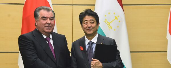 Премьер-министр Японии Синдзо Абэ и президент Таджикистана Эмомали Рахмон Премьер-министр Японии Синдзо Абэ и президент Таджикистана Эмомали Рахмон - Sputnik Тоҷикистон