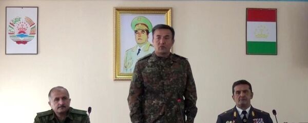 Генерал-лейтенант Абдураҳмон Аламшозода (дар байн)  Абдулло Навҷувонов (аз рост) ва  Нусратулло Мирзоев - Sputnik Тоҷикистон