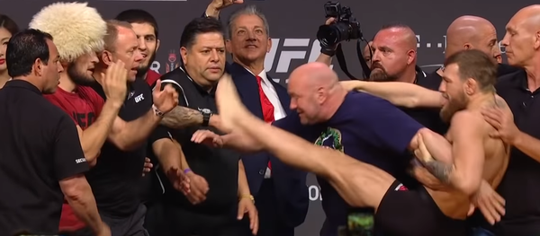 Макгрегор хотел ударить Нурмагомедова на церемонии взвешивания Макгрегор хотел ударить Нурмагомедова на церемонии взвешивания - Sputnik Таджикистан