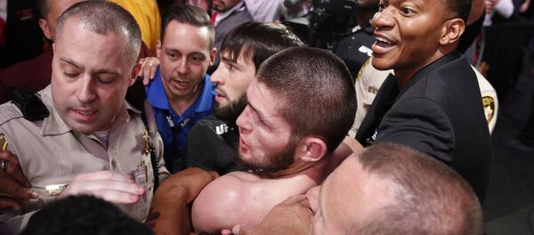 Хабиб Нурмагомедов после драки с болельщиками - Sputnik Таджикистан