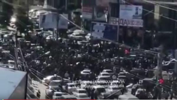 Cотни людей вышли на улицы Махачкалы, чтобы отпраздновать победу Хабиба над Макгрегором - Sputnik Таджикистан