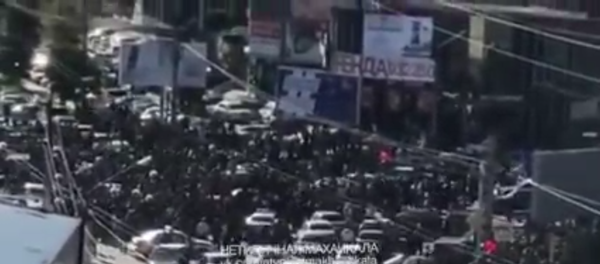 Cотни людей вышли на улицы Махачкалы, чтобы отпраздновать победу Хабиба над Макгрегором Cотни людей вышли на улицы Махачкалы, чтобы отпраздновать победу Хабиба над Макгрегором - Sputnik Таджикистан
