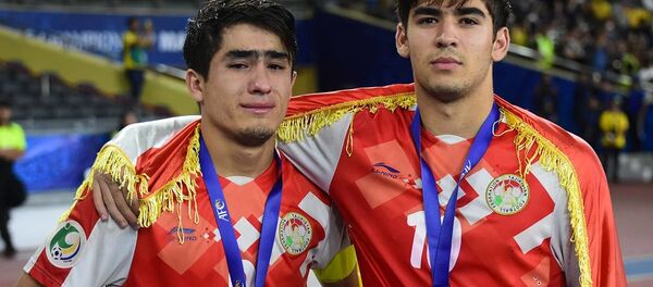 Футболбозони навраси Тоҷикистон ҳангоми гирифтани медалҳои нуқраи Ҷоми Осиё - Sputnik Тоҷикистон