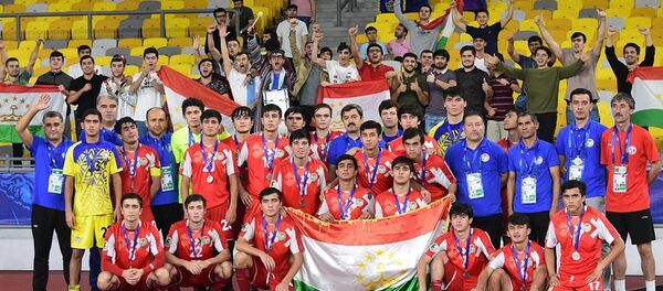 Футболбозони навраси Тоҷикистон ҳангоми гирифтани медалҳои нуқраи Ҷоми Осиё - Sputnik Тоҷикистон