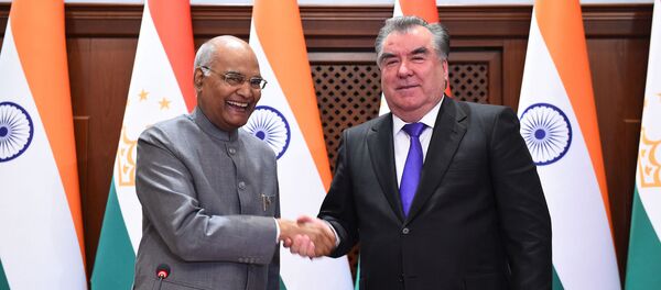 Эмомалӣ Раҳмон, раисиҷумҳури Тоҷикистон ва Шри Рам Натҳ Ковинд, раисиҷумҳури Ҳиндустон  - Sputnik Тоҷикистон
