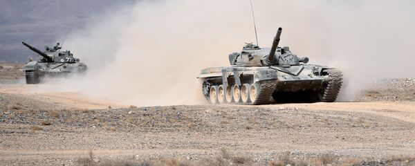 Танки Т-72 во время военных учений, архивное фото Танки Т-72 во время военных учений, архивное фото - Sputnik Таджикистан