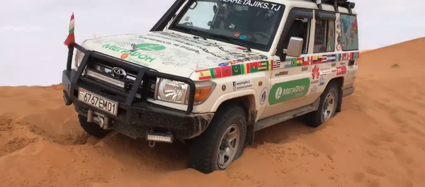 Джип Фархода Калонова в Сахаре - Sputnik Таджикистан