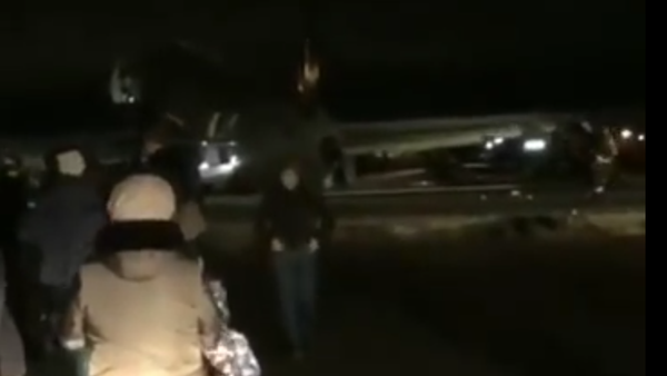 Появилось видео с попавшим в ЧП самолетом SSJ-100 в Якутске - Sputnik Таджикистан