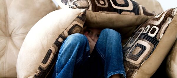 Ребенок на диване - Sputnik Таджикистан